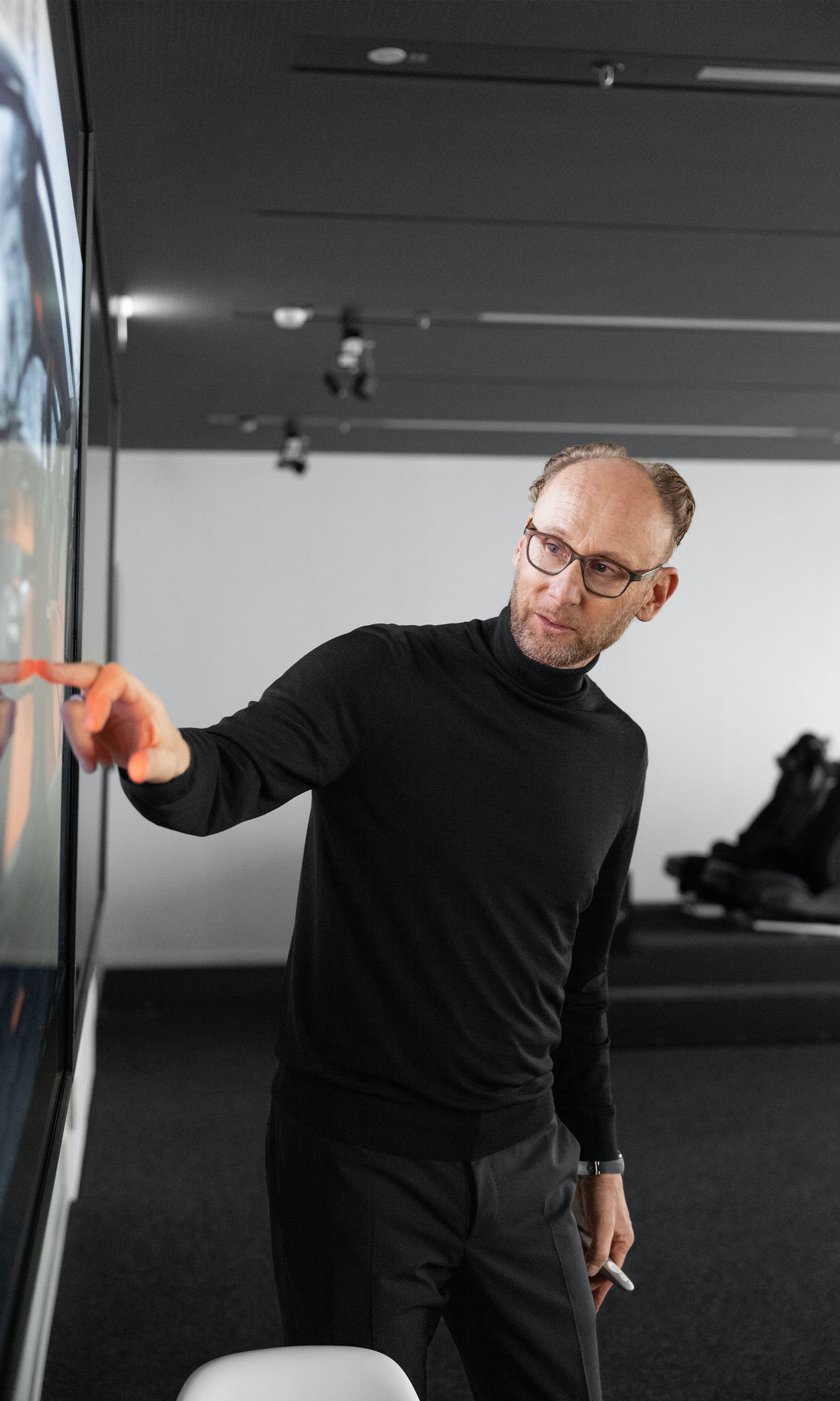 Marc Lichte showing a detail on the digital screen.